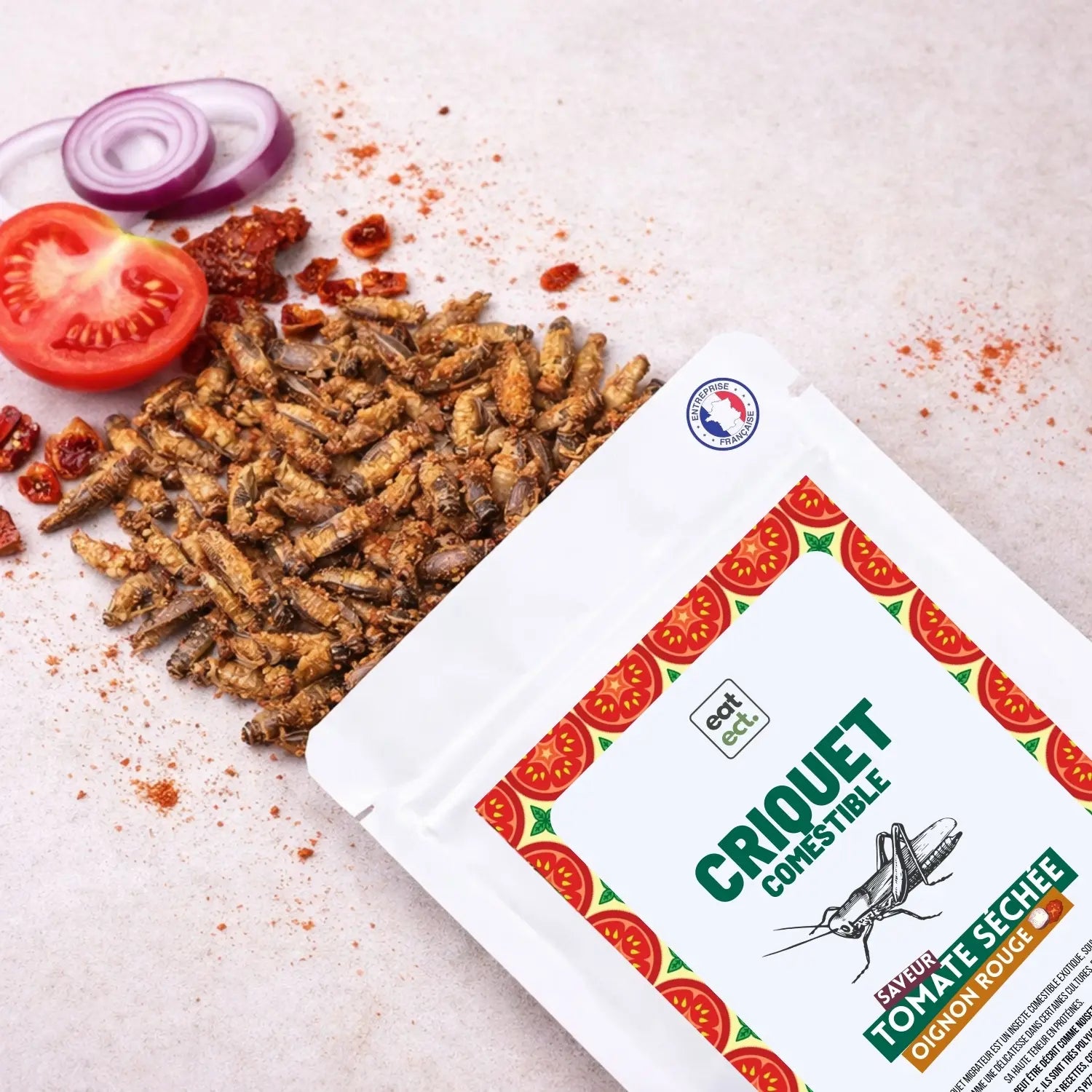 Criquets comestibles assaisonnés à la tomate séchée et oignon rouge présentés en sachet