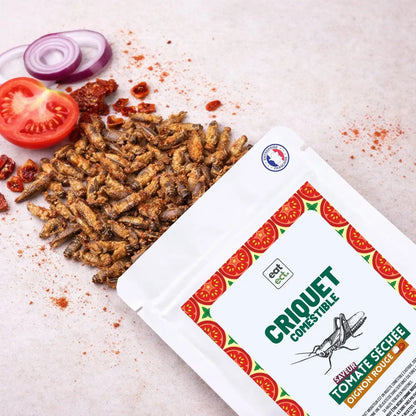 Criquets comestibles assaisonnés à la tomate séchée et oignon rouge présentés en sachet